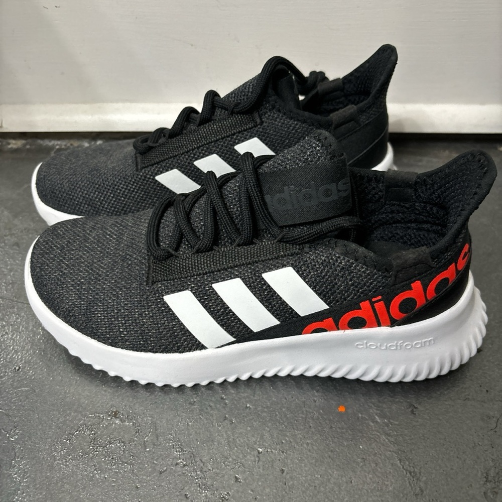 New without box Unisex youth 5.5 Adidas cloud foam running shoes